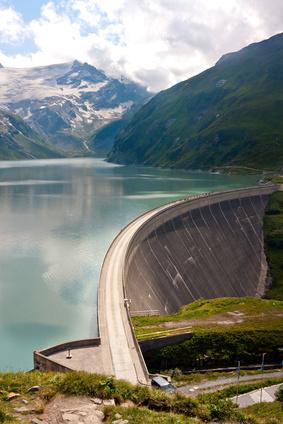 Wasserkraftwerk - Kraft des Wassers erzeugt Strom - Zechal  | Fotolia.de